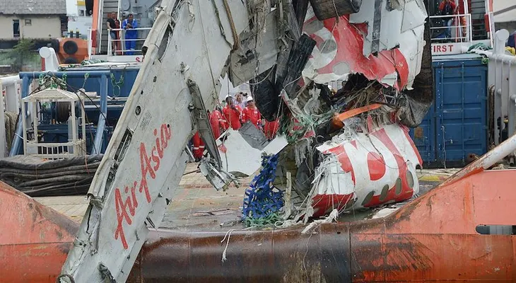 Reporte: respuesta de piloto a falla técnica, causa del accidente de AirAsia