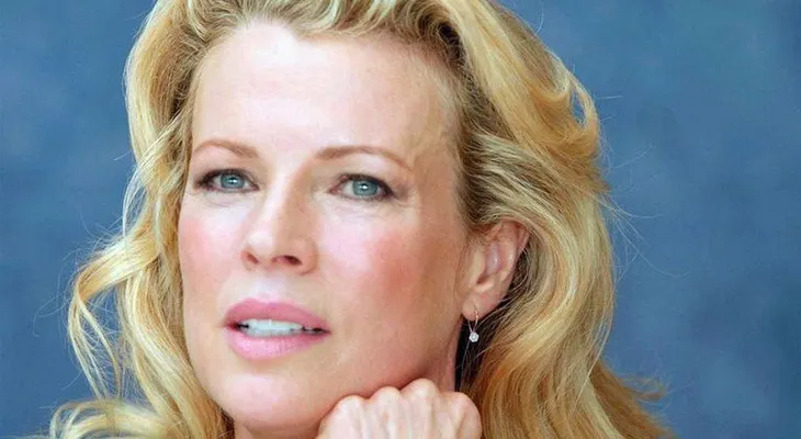Kim Basinger, el gran mito erótico: sexo sin tapujos, un matrimonio tortuoso y la compra de un pueblo que la llevó a la bancarrota