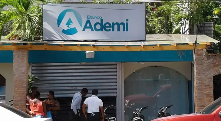 Desconocidos asaltan sucursal del Banco Ademi en Samaná