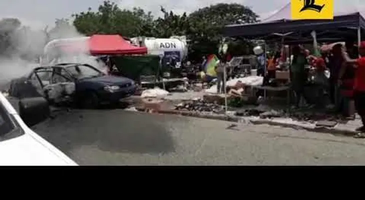 "El juidero": Un vehículo se incendia y se estrella contra varias casetas en el Mercado de La Pulga
