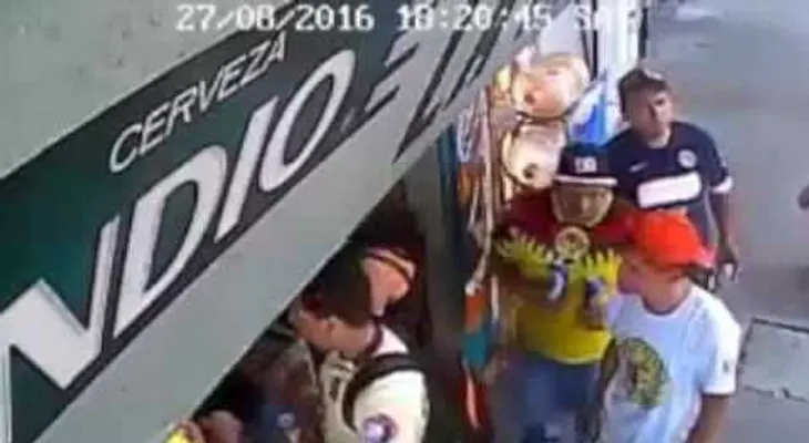 Agua, refrescos y cerveza: Unos hinchas mexicanos saquean una tienda "sin despeinarse"