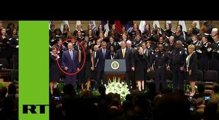 Obama y la primera dama se ríen de George W. Bush, por extraño baile funerales en Dallas (VIDEO)
