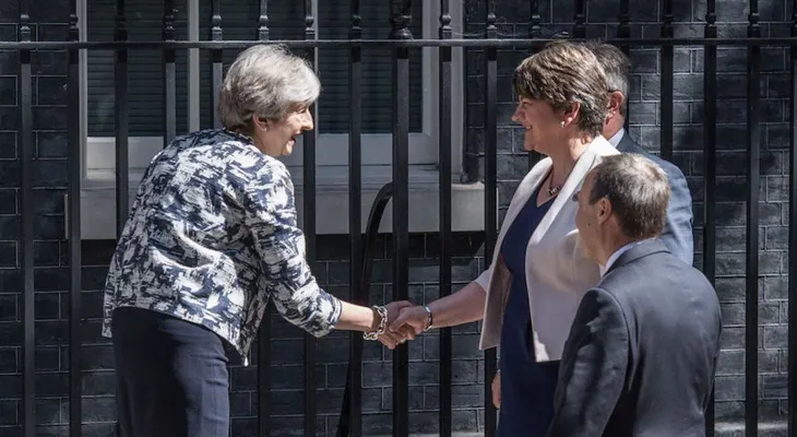 Theresa May llega a un acuerdo de gobierno con los unionistas de Irlanda del Norte