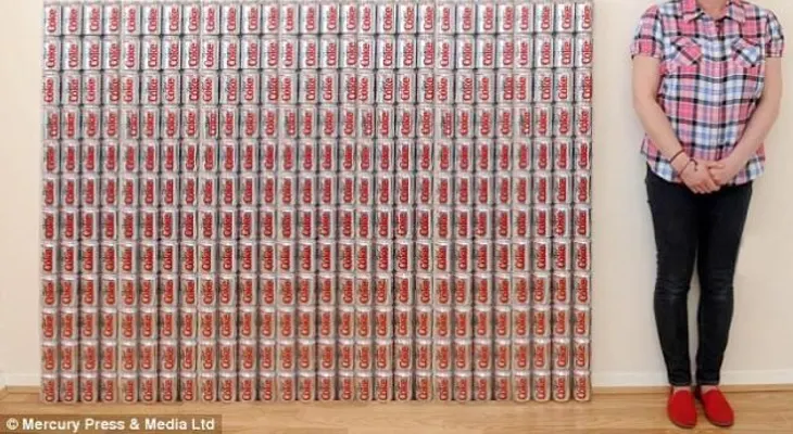 Mujer toma 50 latas de refresco al día