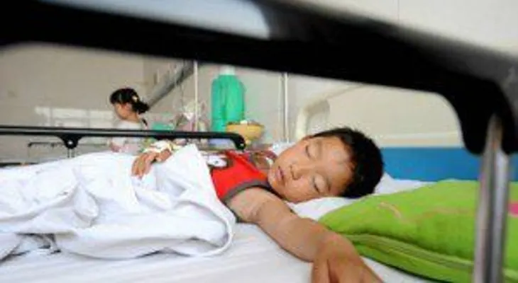Un niño francés sin mano recibe una prótesis hecha con una impresora 3D