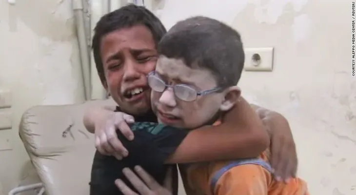 "Mi hermano se ha ido": el desgarrador abrazo que revela el dolor de un ataque en Siria