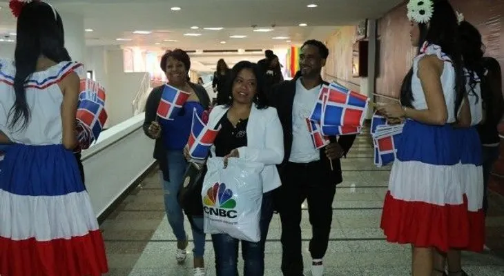 A ritmo de güira y tambora reciben a dominicanos ausentes en el Aila