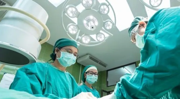 Médicos en EEUU logran un trasplante de riñón entre pacientes vivos con VIH
