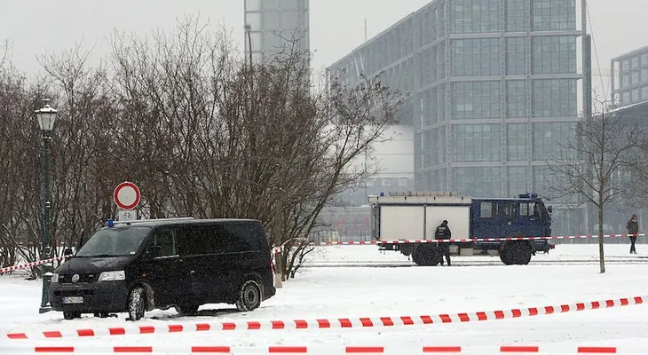 Acordonan oficinas de la canciller Merkel por objeto sospechoso