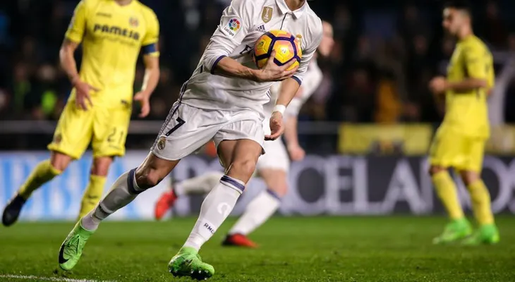 Real Madrid aguanta la presión del Barcelona y vence al Villarreal
