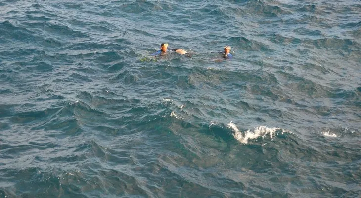 Un hombre muere al lanzarse a las aguas del mar Caribe para rescatar a su esposa 