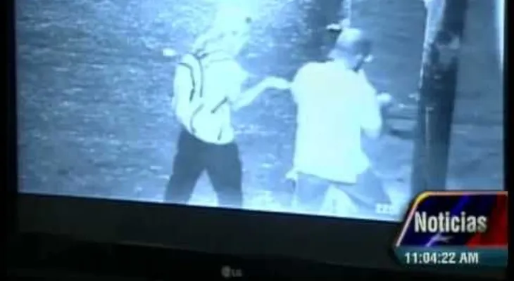 Vea cómo guarimberos ponen guayas en la noche para degollar motorizados (Video)