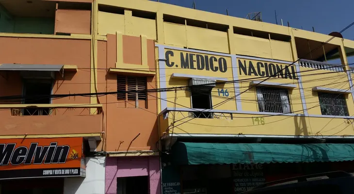 Autoridades allanan centro médico en Villa Consuelo donde se practicaban abortos; detienen varias personas