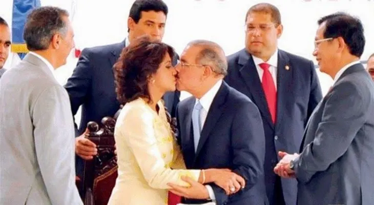 Danilo y Candy se besan en el 27 aniversario de bodas