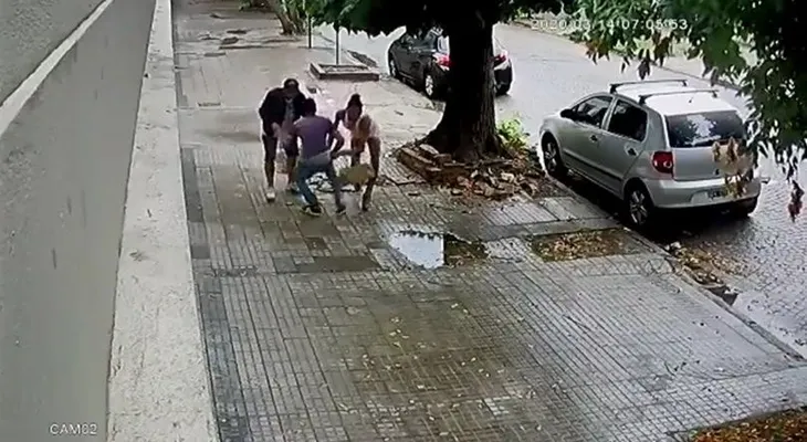 Asaltan hombre mientras sostenía relaciones sexuales en plena vía pública