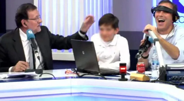 Mariano Rajoy le pega una colleja a su hijo en directo (VIDEO)