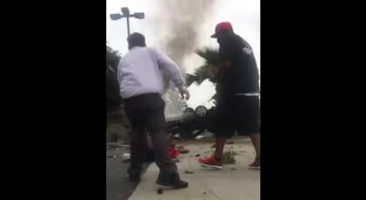 De película: Un hispano rescata a otro de un coche en llamas y filma su hazaña