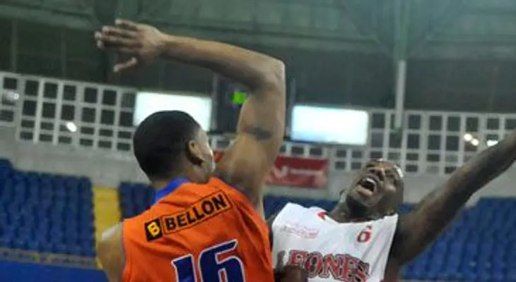 Leones logran cuarto triunfo, vencen a los Metros de Santiago 86-79