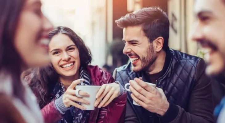 Cómo saber si coquetean contigo, según un experto en lenguaje corporal