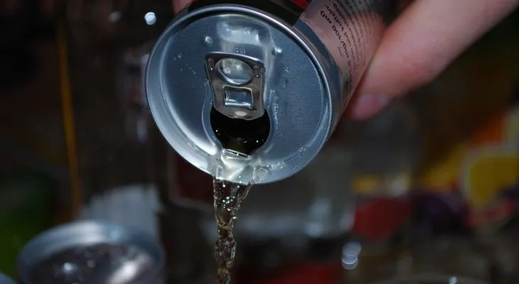 "Me advirtieron, y no escuché": Mujer afirma que las bebidas energéticas dañaron tanto su corazón que tuvo que ponerse un marcapasos