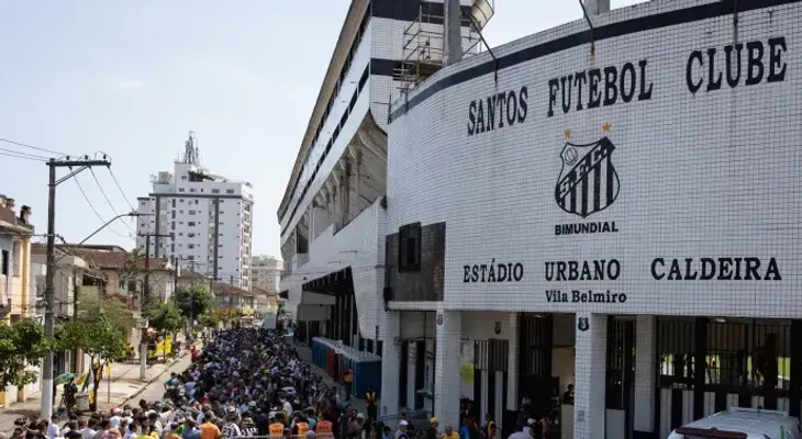 Fanáticos de Pelé hicieron filas kilométricas bajo un sol abrumador para darle el último adiós 