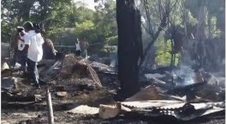 Fuego destruye 15 viviendas en comunidad de Santiago