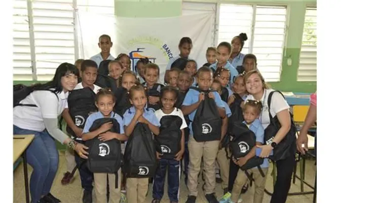 Voluntariado Bancentraliano realiza jornada de venta de útiles escolares y dona mochilas a estudiantes de escasos recursos