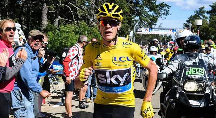 Froome se mantiene líder del Tour pese a terminar la etapa corriendo y sin bicicleta