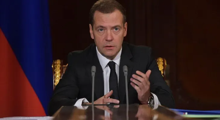 Medvédev: El ataque terrorista se considera entre las posibles causas de la caída del A321