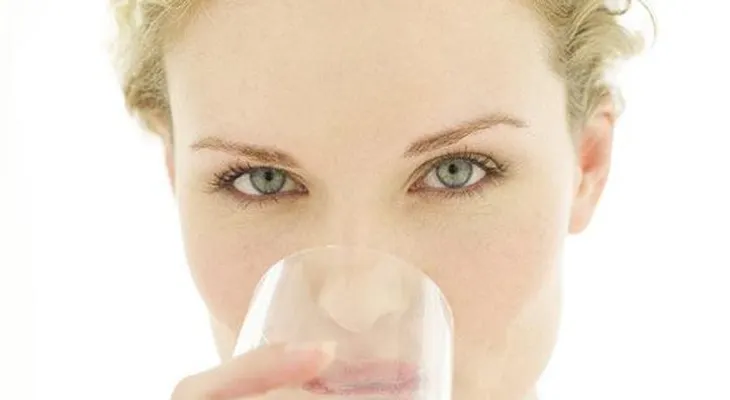 Beneficios de tomar agua al levantarse