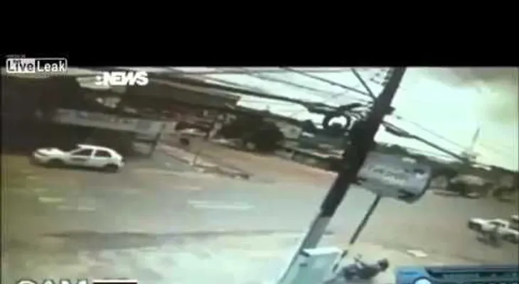 Esquina mortal: un brutal choque entre dos motoristas termina en tragedia