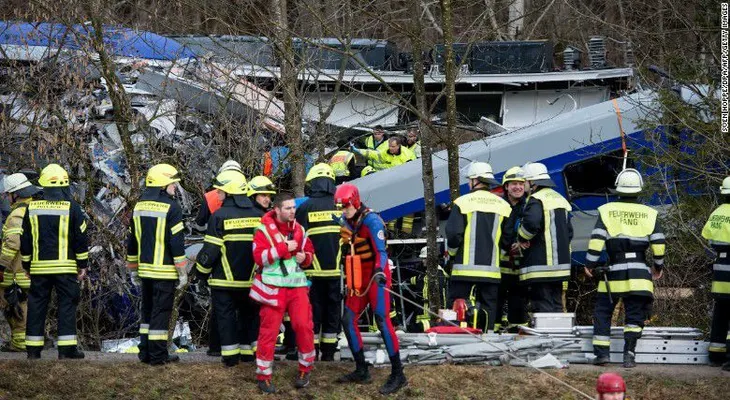 Controlador estaba jugando con su teléfono cuando chocaron dos trenes en Alemania