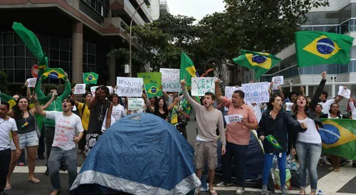 El movimiento de protesta en Brasil se plantea su identidad política