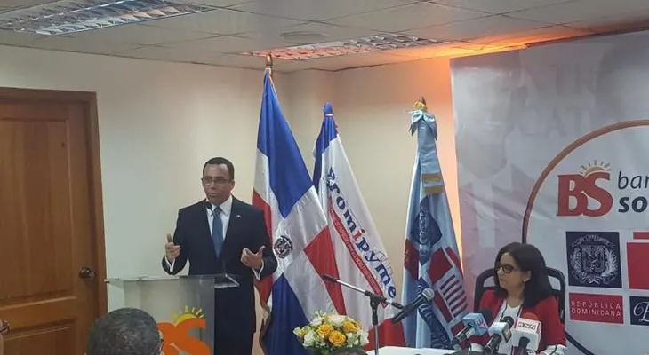 Ministro Andrés Navarro firma acuerdo con Banca Solidaria para impulsar emprendimiento en liceos y politécnicos