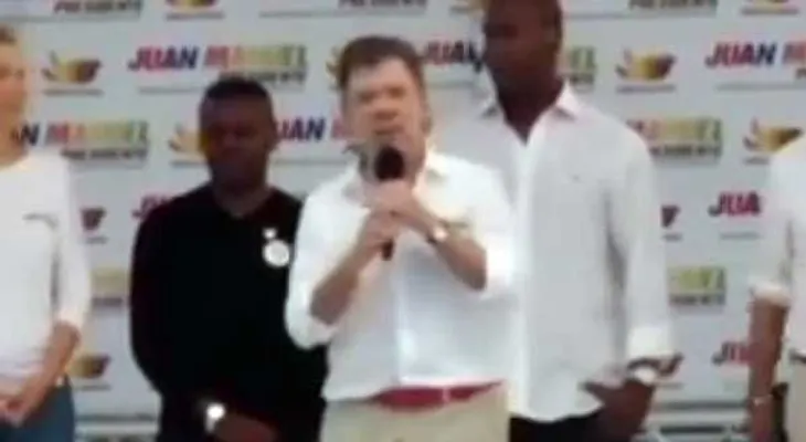 Presidente de Colombia se orina durante discurso (Video)