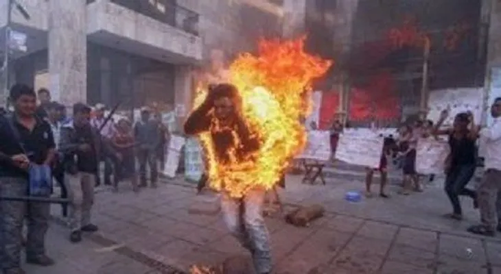 Campesino se prende fuego en México para pedir liberación de su padre