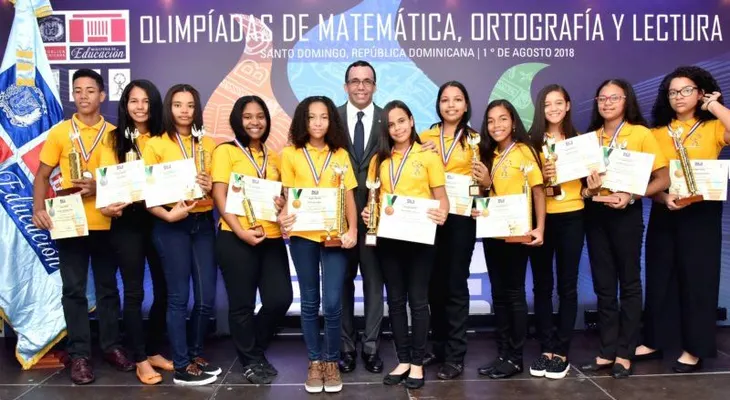 Ministro Andrés Navarro reconoce estudiantes ganadores de olimpíadas de matemática, lectura y ortografía