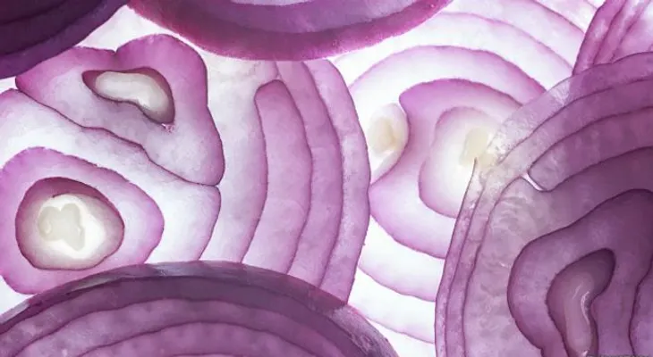 La cebolla no debes faltar en tu plato, ni en tu  mesa