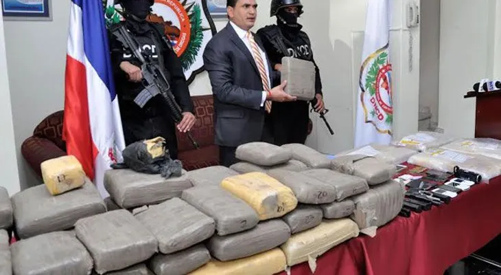 DNCD decomisa 15 paquetes presumiblemente de cocaína o heroína y 49 pacas de marihuana
