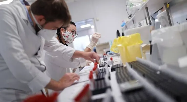 Científicos descifran variantes de genoma del virus que provoca COVID-19