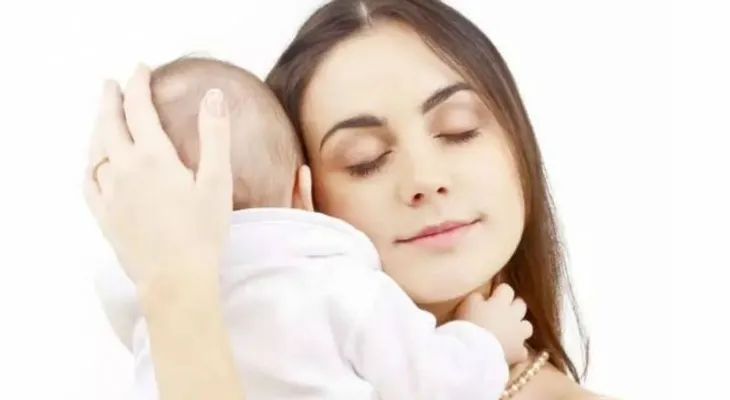 Por esta razón debes cargar a tu bebé 