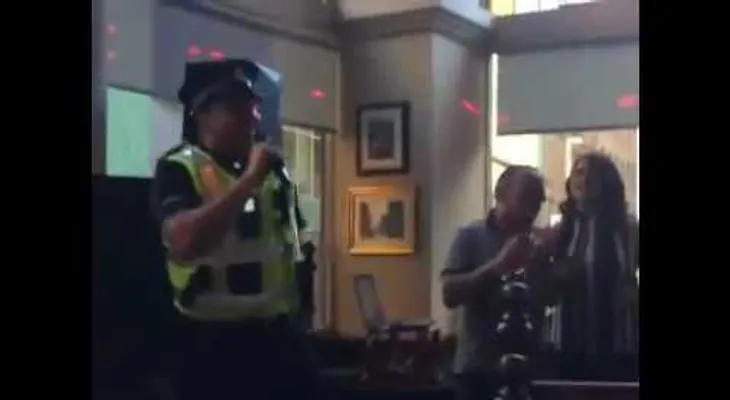 Viva la fiesta: Un policía llega a un bar a parar una pelea y termina cantando (VIDEO)