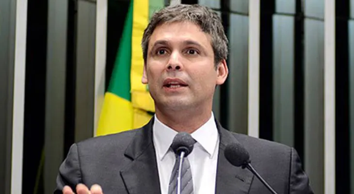 Diputados del PT piden prisión preventiva de Flávio Bolsonaro y alerta roja de Interpol