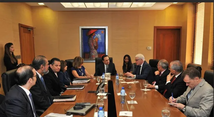 Valdez Albizu sostiene reunión con ejecutivos del BEI