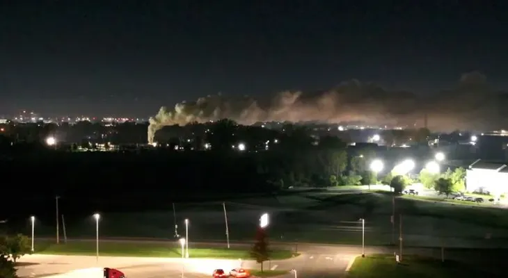 Explosión de tanque químico en Toledo, Ohio, obliga a evacuar a cientos y mantiene alerta por nueva deflagración