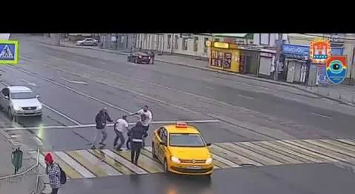 Un "fortachón" le da su merecido a un abusivo pasajero que golpea a una chica