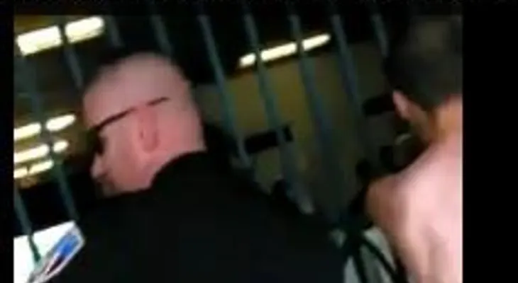 Video: Un policía agrarra niña por el cuello y la arroja contra su coche