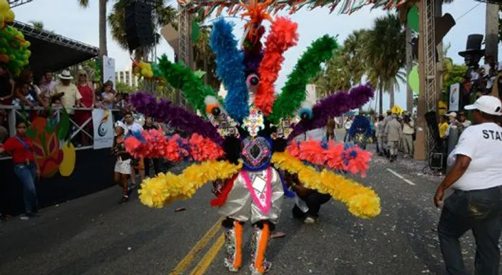 El malecón se vistió de color en carnaval