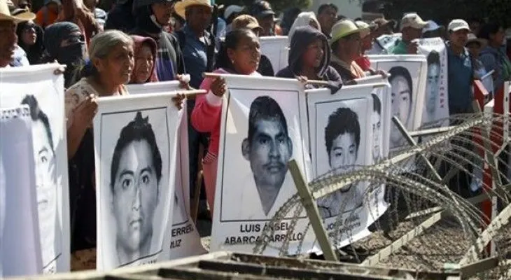 Padres de 43 estudiantes rechazan que estén muertos