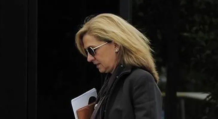Rey de España retira título a su hermana acusada de fraude 